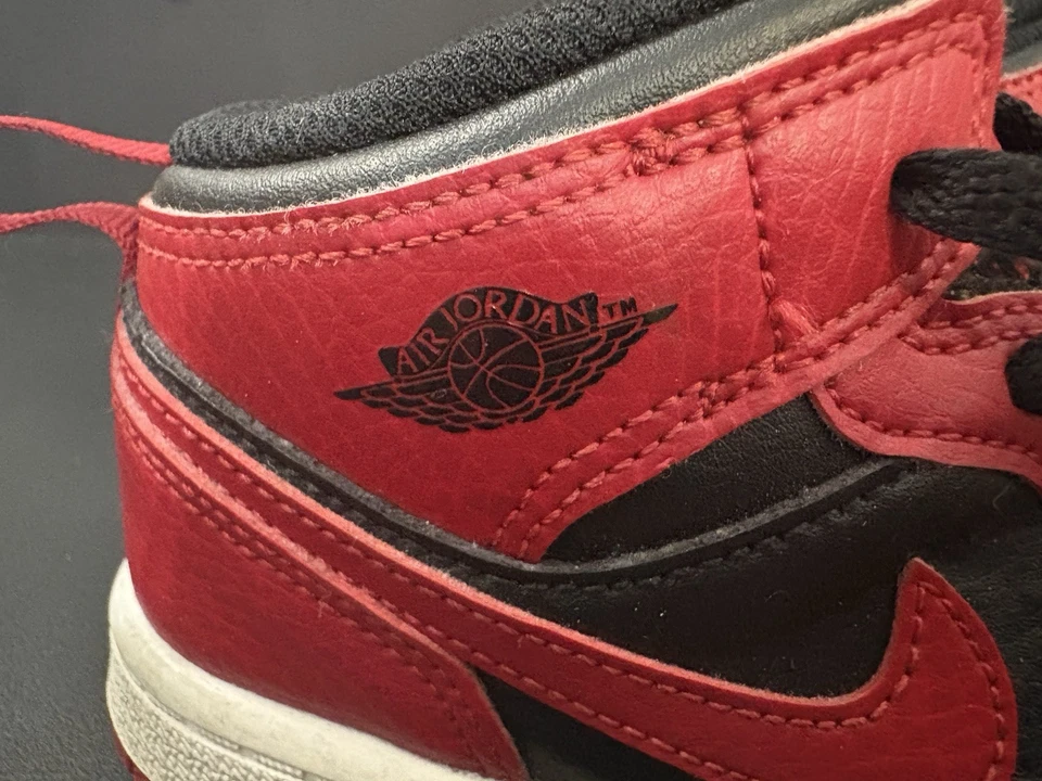 Nike Air Jordan 1 Mid Alternate Bred Negro Rojo DQ8425-060 Niño Pequeño Talla 10C Foto 2 de 4