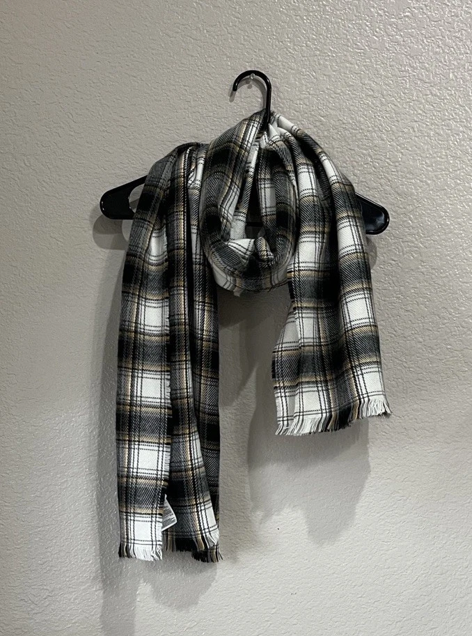 GAP Mens Black White Plaid Cozy Comfy Scarf One Size Fringe Hem Outdoors
Opens in a new window or ta