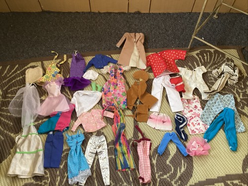 Vintage Mattel Barbie Puppenkleidung und einige andere gemischte Kleidung Kleiderpaket