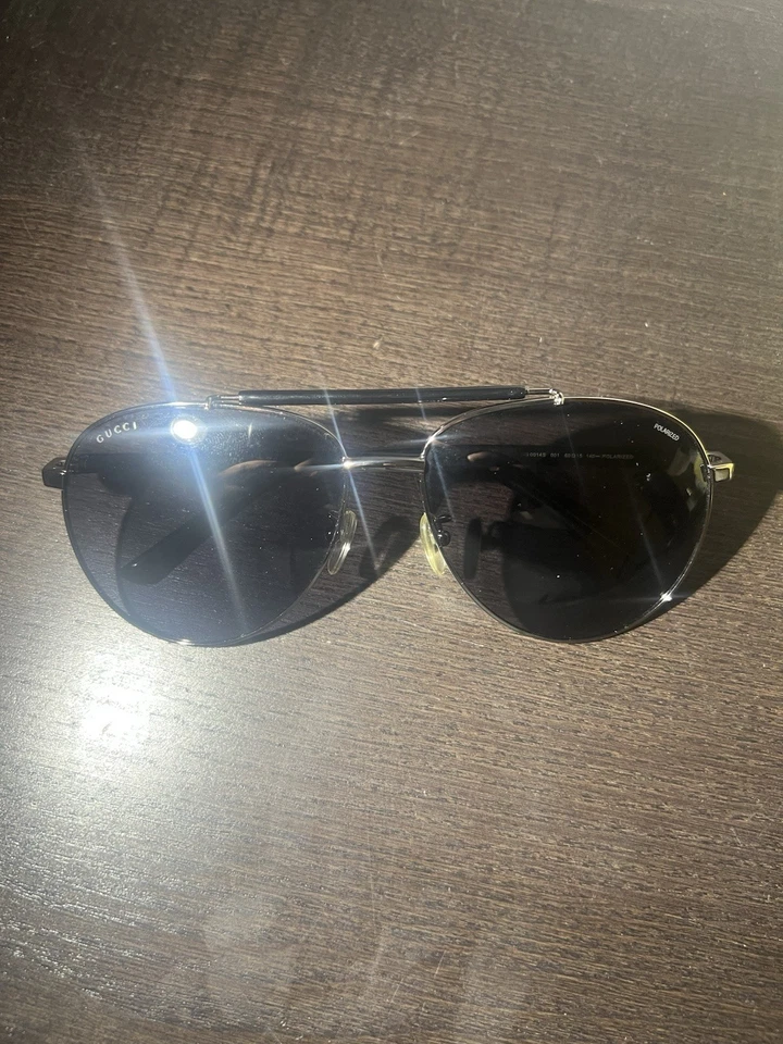 Gafas de sol Gucci aviador con estuche de terciopelo amarillo, bolsa y paño de limpieza Foto 3 de 4
