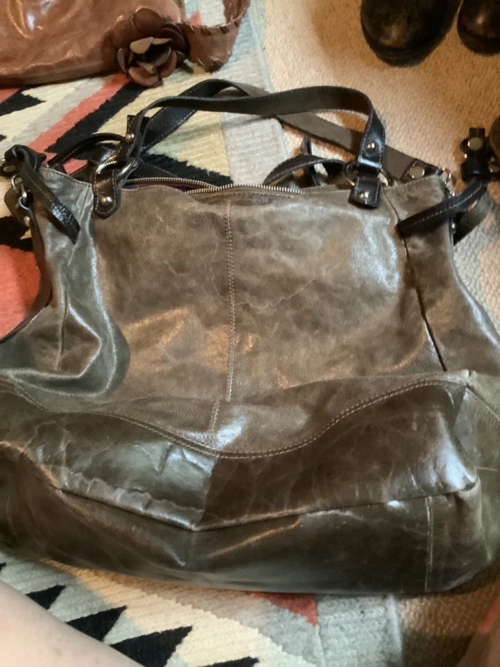 Bolso de hombro de cuero marrón Tano con detalles en negro y plata Foto 2 de 4