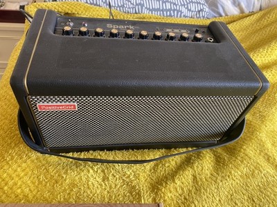 Positive Grid Spark 40 Gitarrenverstärker mit WiFi Fußschalter und Looper. 