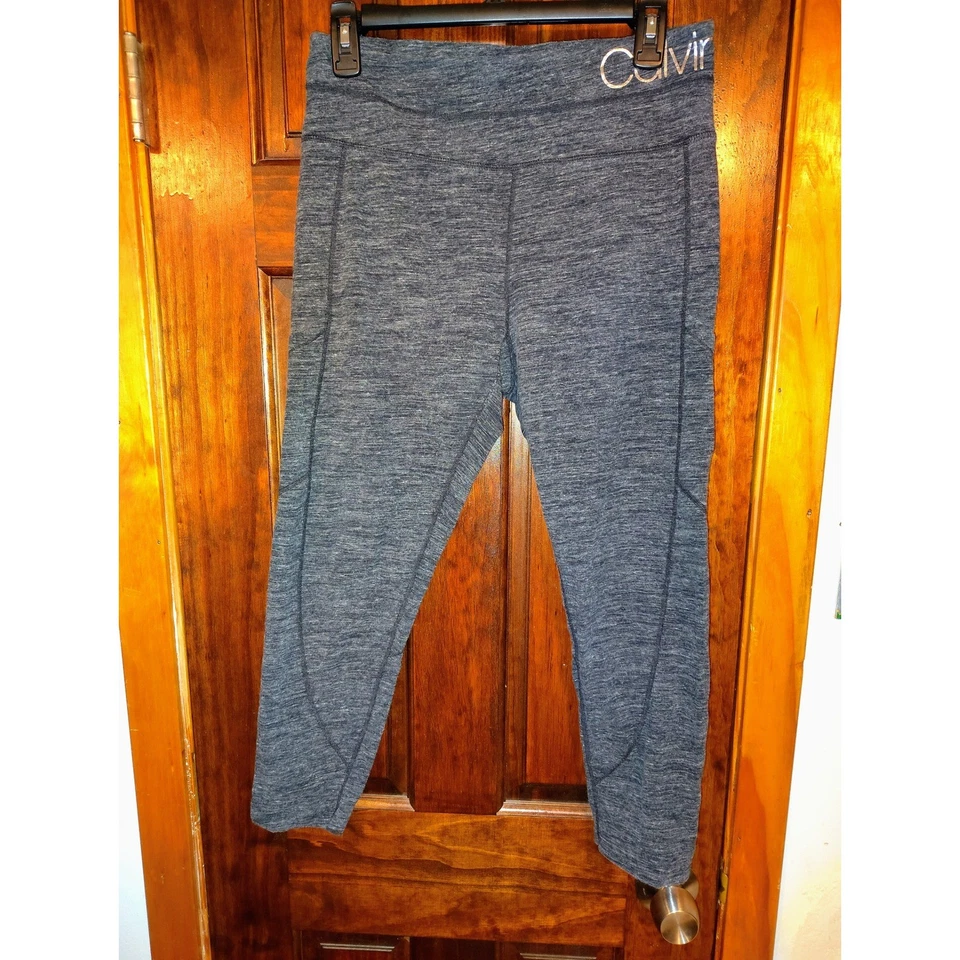 Leggings femininas Calvin Klein cinza couro cintura alta Capri G/G - Imagem 4 de 4