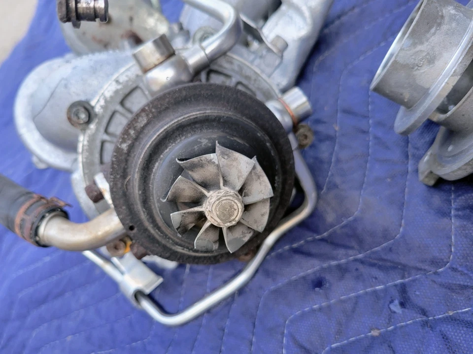 Volkswagen Tiguan CC Beetle Passat 2.0 turbocompresor y colector de escape código CCTA Foto 2 de 4