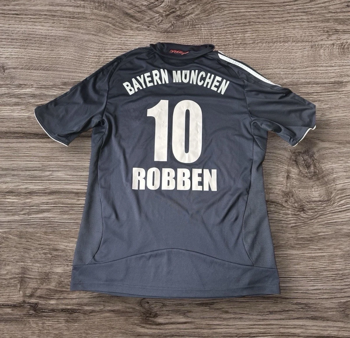 Fan-Sammlerstück: Von FC Bayern-Legenden signiertes Trikot