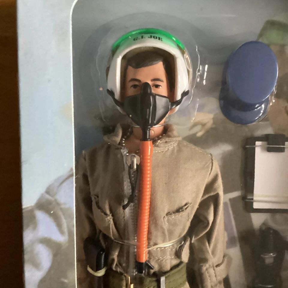VINTAGE TIMELESS COLLECTION SCRAMBLE PILOT 1/6 MINT/BOXED.HASBRO 2000. - Image 2 of 4