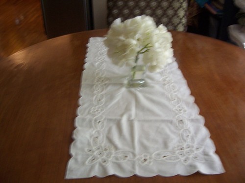 Snow White Butterflies 15"x33" Table Runner Scalloped Edges Eyelets & Cording - Picture 3 of 8
