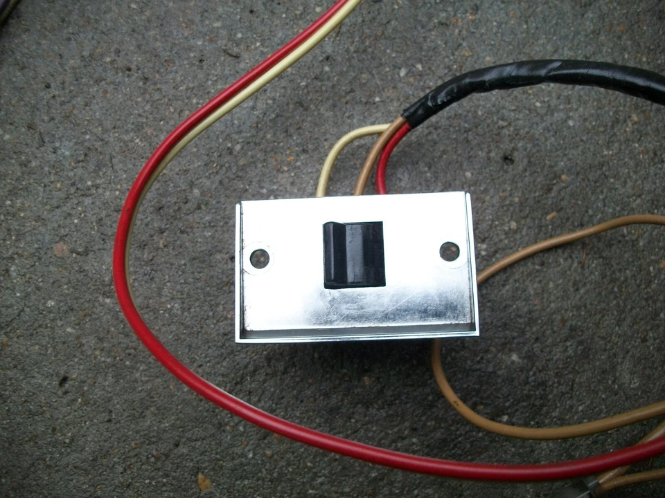 Oldsmobile 442 Cutlass Vista Cruiser GM 1968-1970 interruptor desempañador ventana trasera. Foto 4 de 4