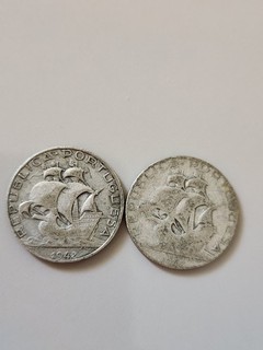 Deux pièces de monnaie argent 2 50 Dollars 1942 Portugal