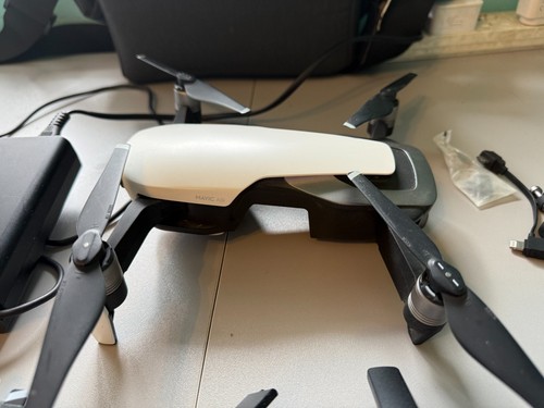 DJI Mavic Air 4K-Fly More Combo in White Original Bag, 2 extra Bats. Total 3 - Picture 6 of 12