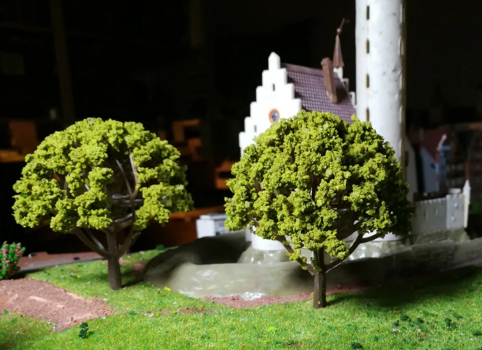 5 dunkelgelbgrüne Bäume, 80 mm hoch, für den Landschaftsbau - Bild 3 von 4