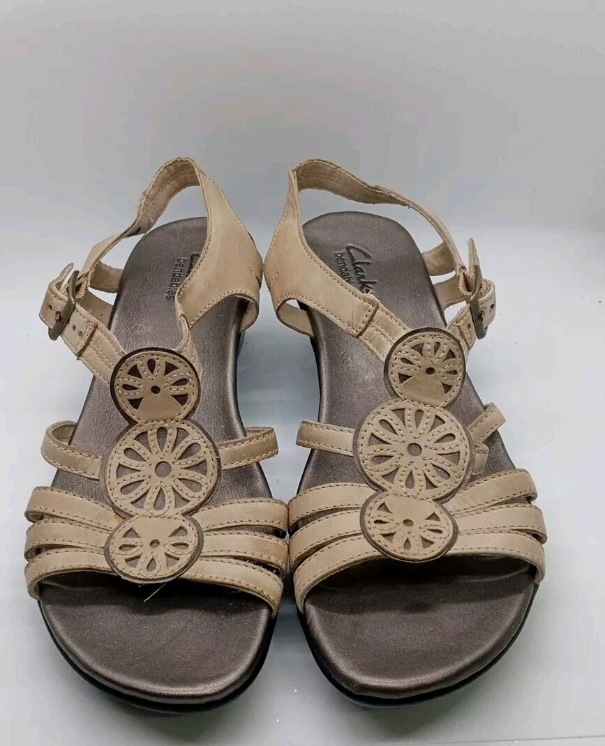 Sandali Clarks Bendables in pelle marrone con medaglione taglio laser e cinturino taglia 8 5 M