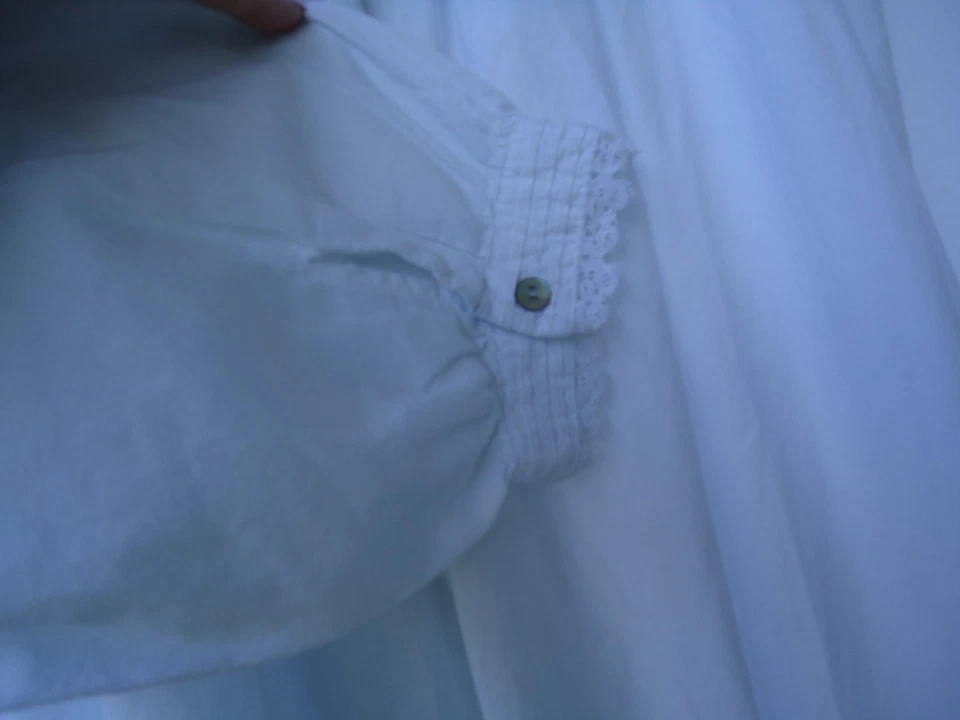 Camisón largo blanco Eileen West mediano cachemir encaje ribete botón bolsillos delanteros Foto 4 de 4