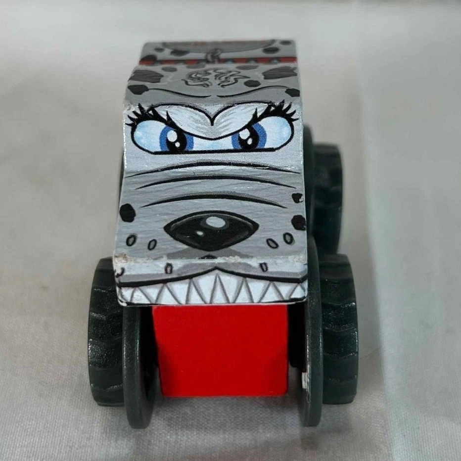 Coche de juguete de madera Monster Mutt Dálmata Truckin Pals Foto 2 de 4