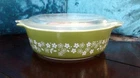 Vintage-Pyrex, pea green with white daisies casserole dish 471-B w/lid