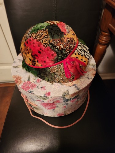 Vintage Jille' Original Feather Multicolor Cloche Hat With Hat Box.Non Smoking - Picture 4 of 6