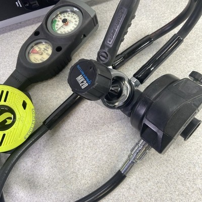 G250 レギュレータ SCUBAPRO SCUBAPRO MK10 G250 レギュレータ SAS 3連ゲージ - メルカリ