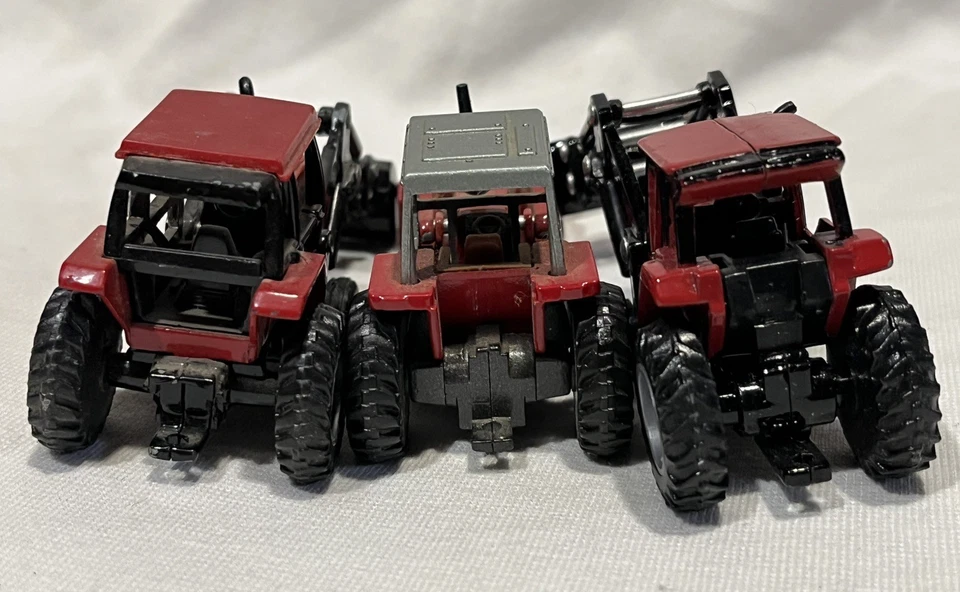Lot of 3 Ertl Farm Case International Tractors with Loaders 1:64 - Image 4 of 4