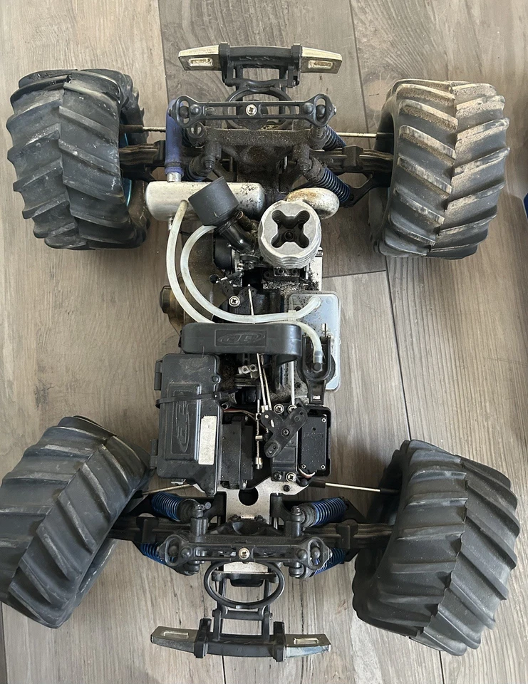 Traxxas T-Maxx Nitro 4WD 遥控卡车 – 未测试,额外零件,无控制器 — 第 3/4 张图片