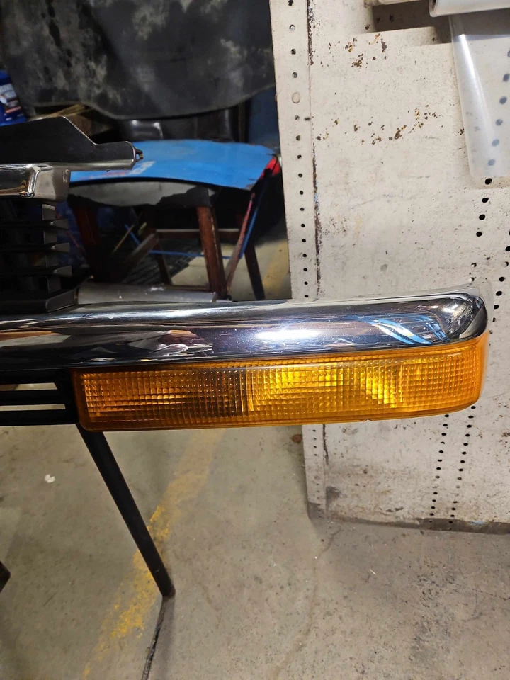 98-05 BLAZER S10/JIMMY S15 Grille Black W/Chrome Mldg Emblem W/Turn Signals OEM — 第 3/4 张图片