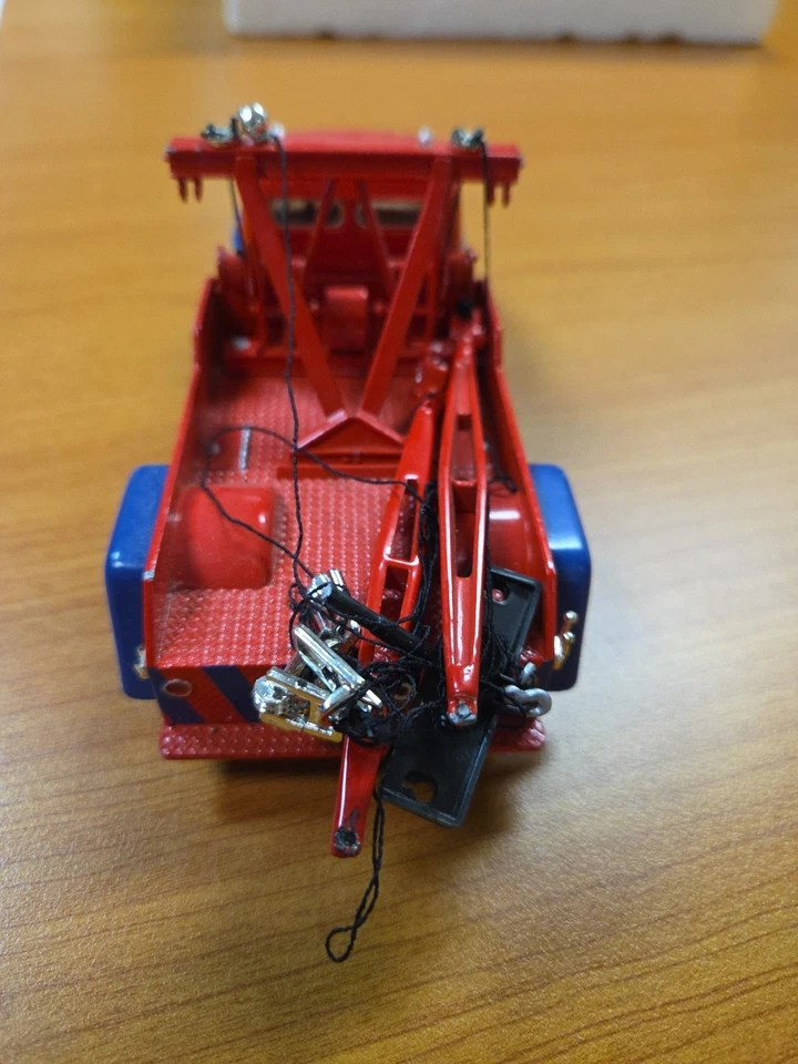 Camión de remolque First Gear 1955 Diamond T Mobilgas rojo y azul escala 1:34 camión fundido a presión Foto 4 de 4