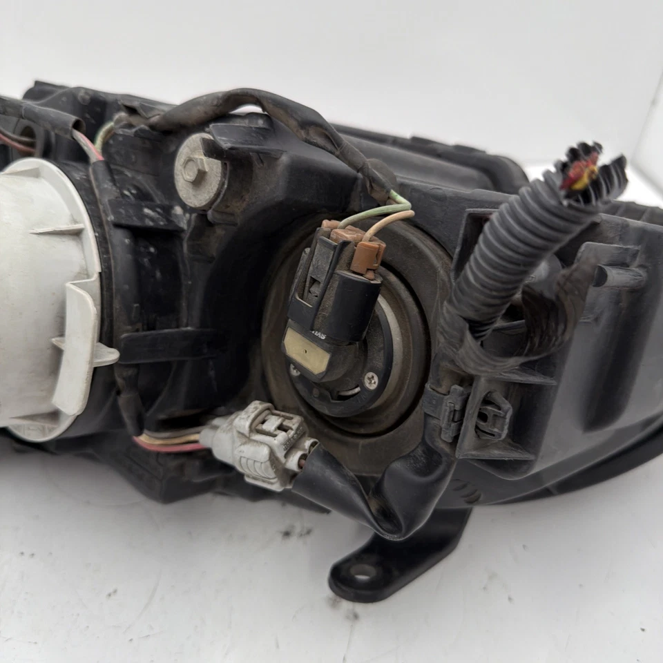 Правая правая фара 2005 Subaru Legacy 1405682 B252-02 - Изображение 3 из 4