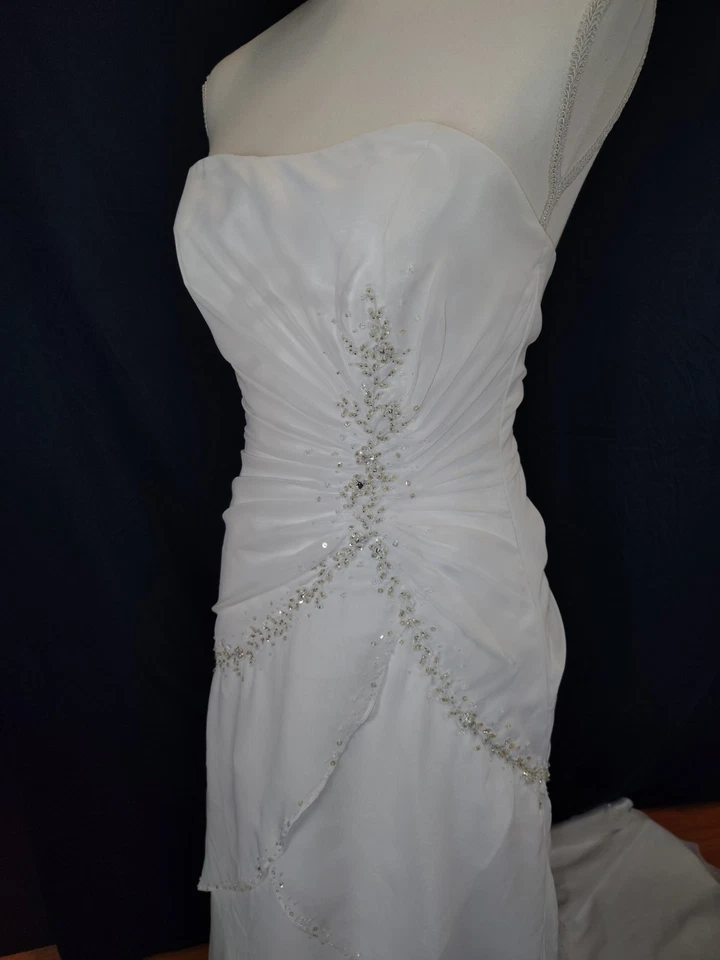 Vestido de noiva tamanho 6 com cadarço nas costas, sem alças, frisado e em camadas por Maggie Sottero - Imagem 4 de 4