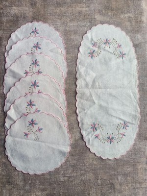 Vintage bestickt Leinen Tischset Servietten Blumen Kaffee Set Satinstich 7 Teile 