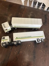 ERTL John Deere Parts Express Semi-Truck Tractor Trailer