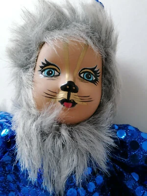 Puppe Clown Harlekin Katzengesicht Kleidung mit Pailletten besetzt - Bild 1 von 4