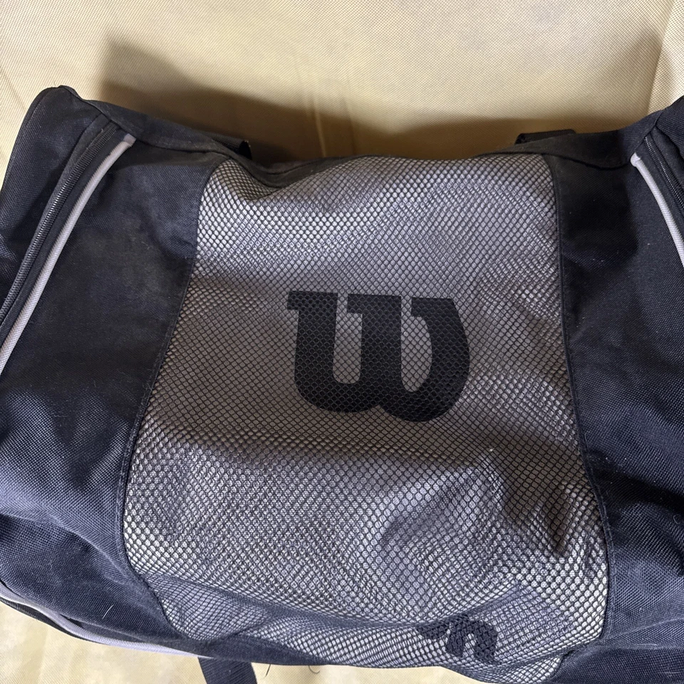 "Bolso de lona deportivo Wilson vintage 24"" gris y negro correa para el hombro" Foto 2 de 4