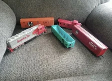 5 Vintage Bachmann Santa Fe #6067 Union Pacific Train Set 1/1 on Ebay. 