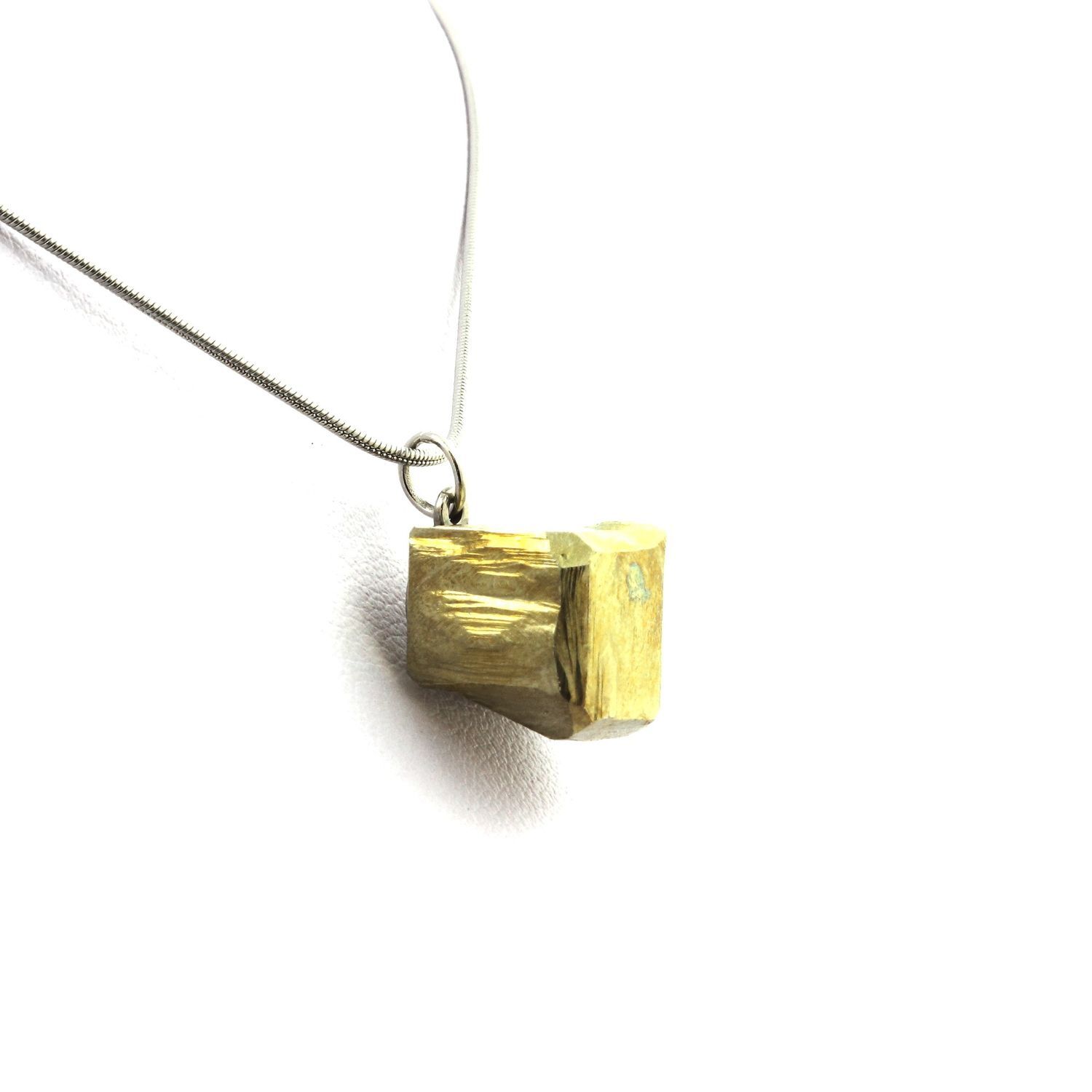 Collier en pyrite brute naturelle d'Espagne, le cadeau spirituel pour reconnecter à la Terre