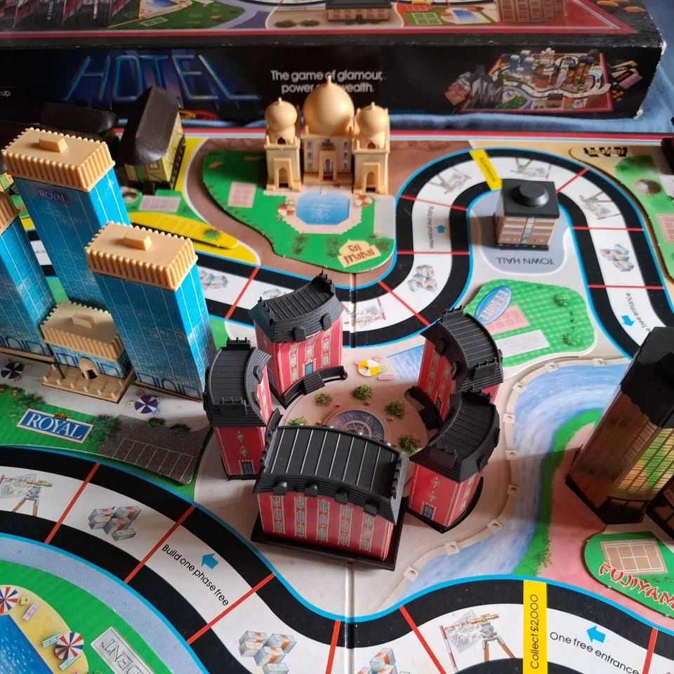 Vintage Hotel Board Game By MB Games 1986 - 1 lamp post missing - Retro - VGC!!! - Image 2 of 4