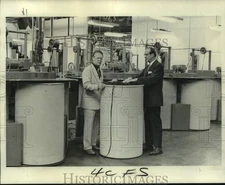 1975 Press Photo A.B. Lang and Robert Nelson examine equipment at Harvester Co.