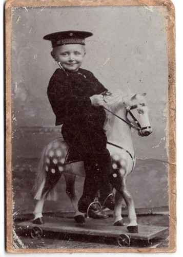 CDV – Junge Matrose Schaukelpferd – c. 1890