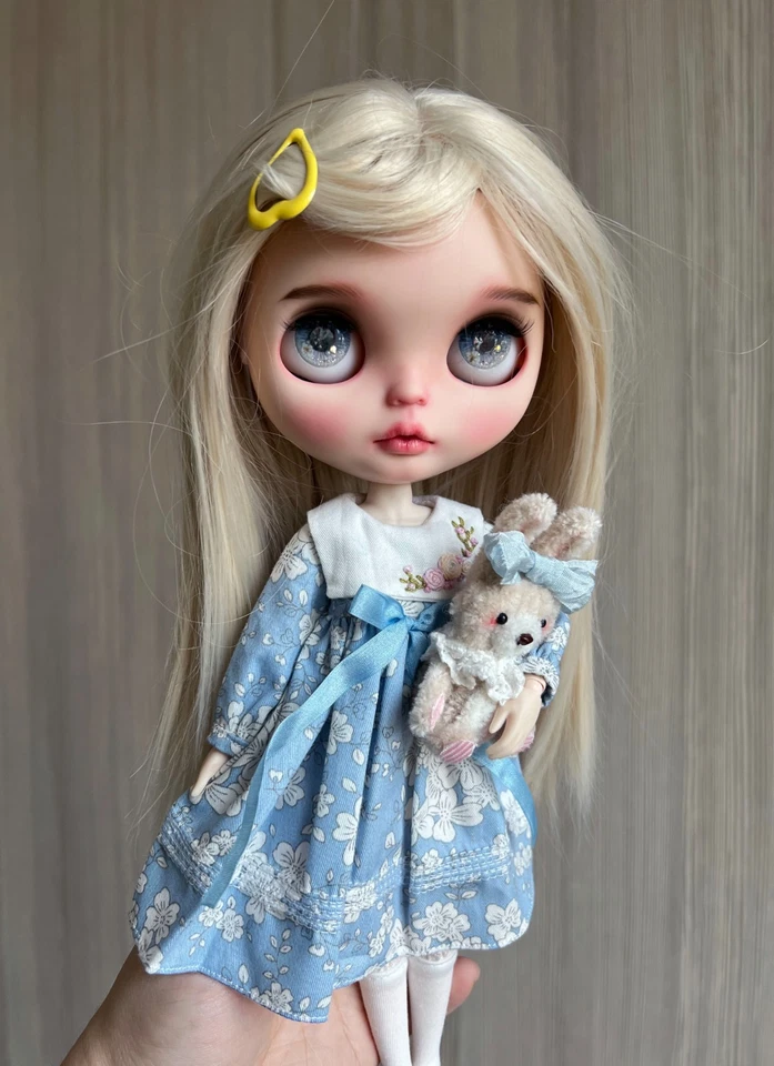 Ropa para muñeca Blythe -- Vestido azul con babero fijo bordado y conejito (único en su clase) Foto 2 de 4