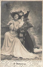 CP BEAUCOUP - COUPLE ELEGANT EFFEUILLANT FLEUR - ROBE TRAINE CHAPEAU - 20158