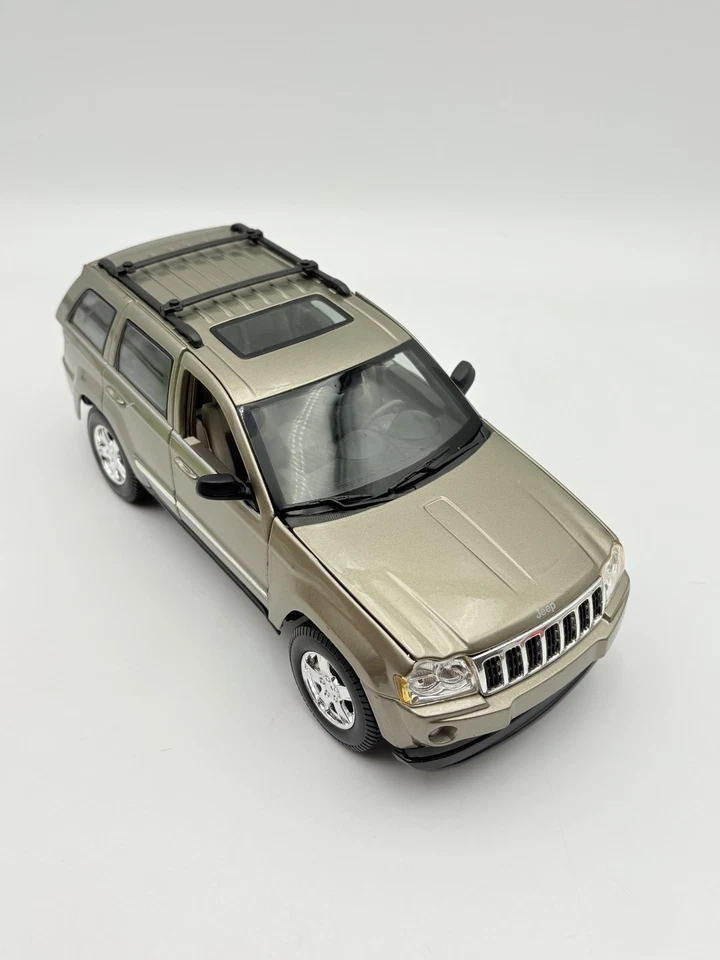 Caminhão SUV Maisto Jeep Grand Cherokee edição especial GOLD em escala 1/18 - Imagem 2 de 4