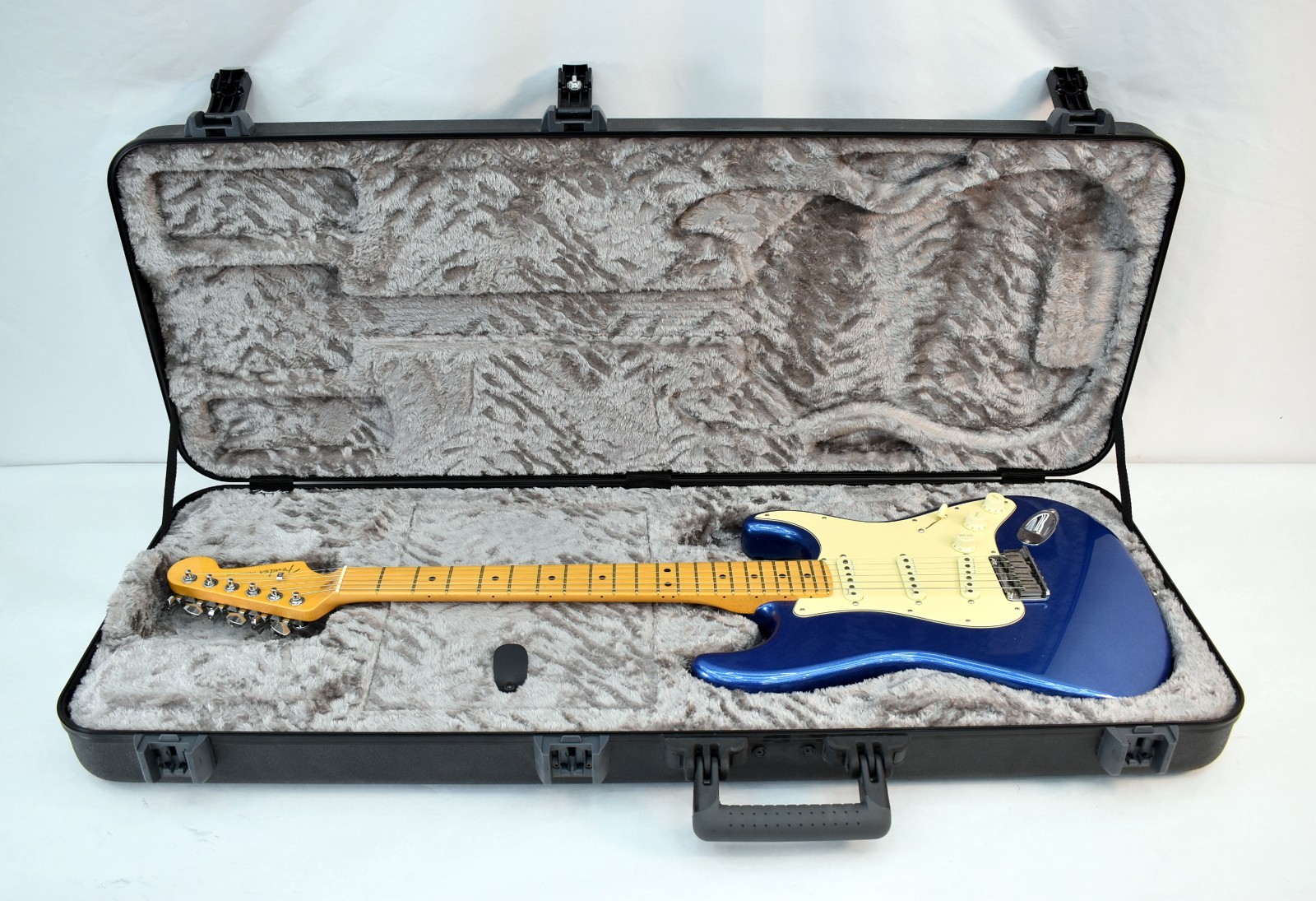 Fender American Ultra Stratocaster 6String Electric Guitar Cobra Blue & Hardcase