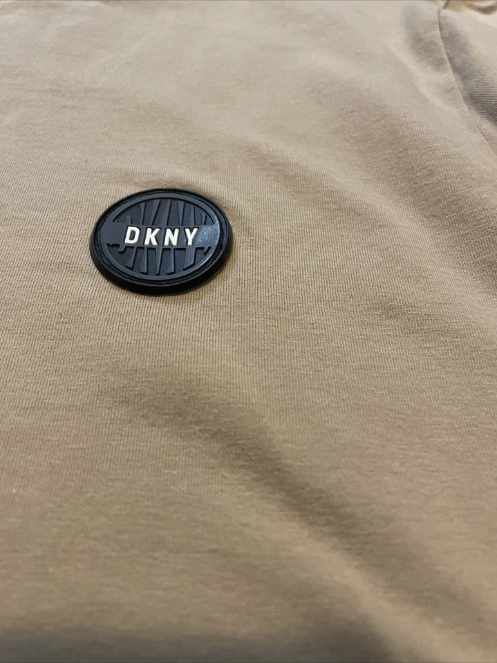 Camiseta masculina DKNY logotipo e detalhe de acabamento cáqui algodão-elastano bege DK24SK1961 - Imagem 2 de 4