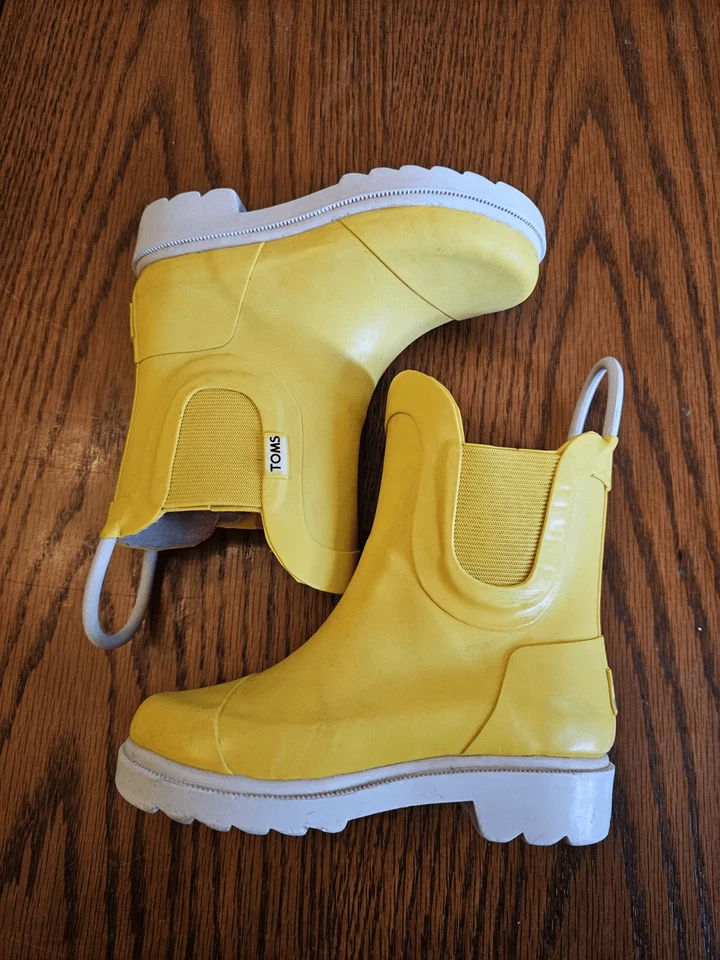 Дождевые сапоги TOMS для мальчика девочки ясельного возраста размер 6 желтые резиновые без застежек  - Изображение 3 из 4