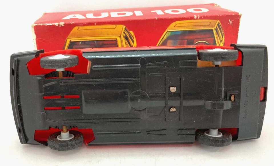 40351 PIKO / RDA / PLASTIQUE / AUDI 100 FRICTION ROUGE 1/25 - Photo 4/4