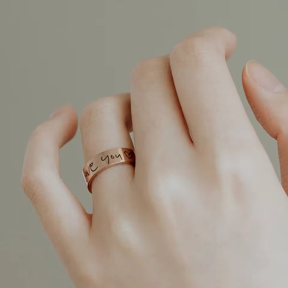 Anillo con nombre escrito a mano personalizado banda personalizada joyería oro plata Foto 2 de 4