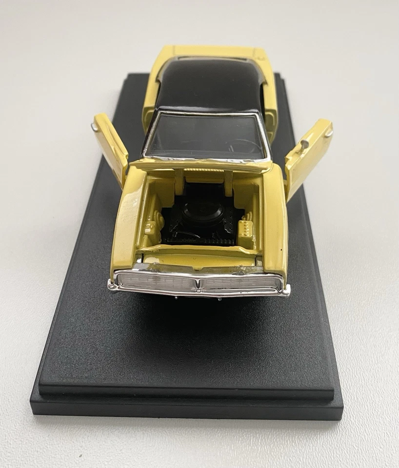 DODGE CHARGER 1969 Jaune et Noir ROAD CHAMPS 1:43 - Photo 3/4