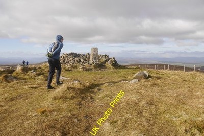 Photo 6x4 Summit, Ben Cleuch Tillicoultry Far too cold and windy to hang  c2016