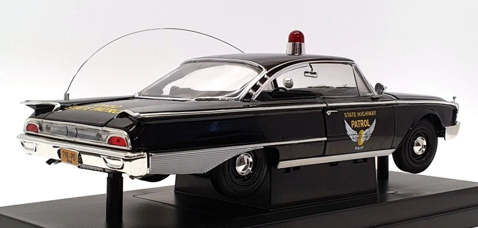 Ford Starliner 1960 escala 1/18 Ertl 32816 - Ohio State Highway Patrol - negro Foto 2 de 4