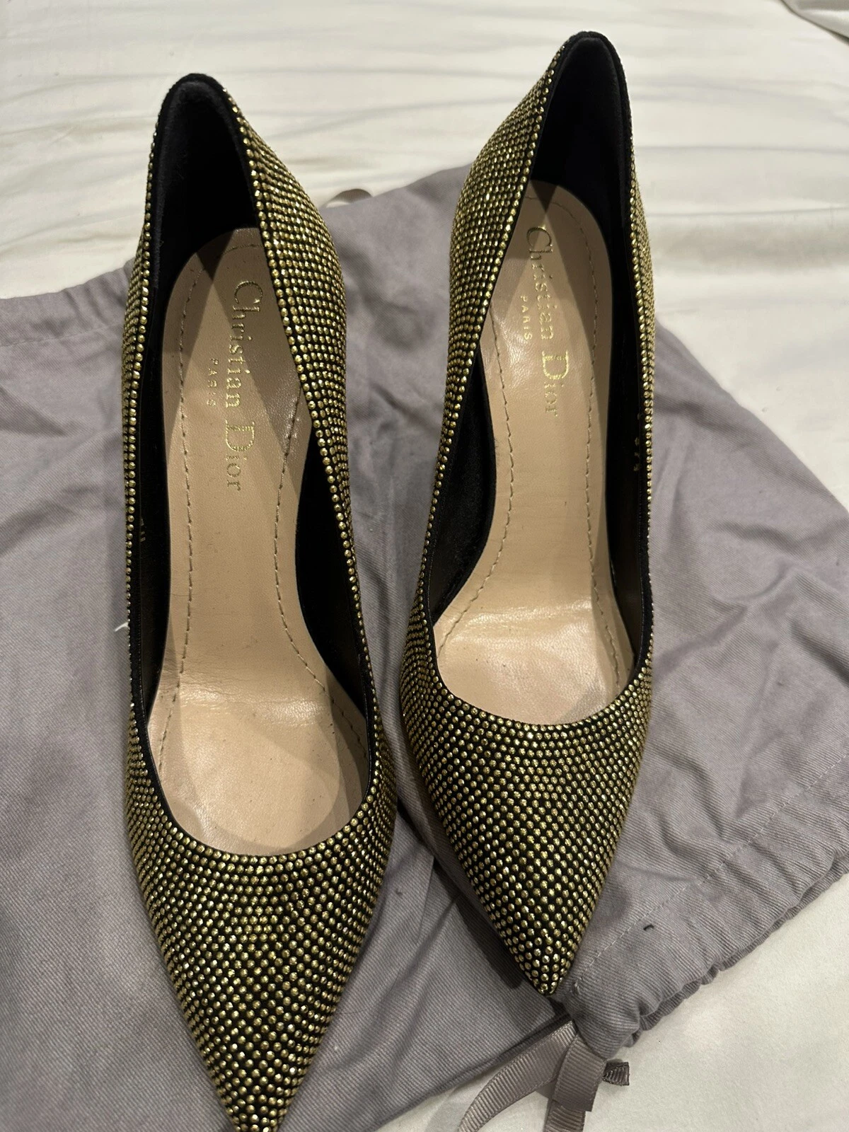escarpins à talons christian dior en finition cloutée dorée noire. Taille 38 occasion deux fois.
