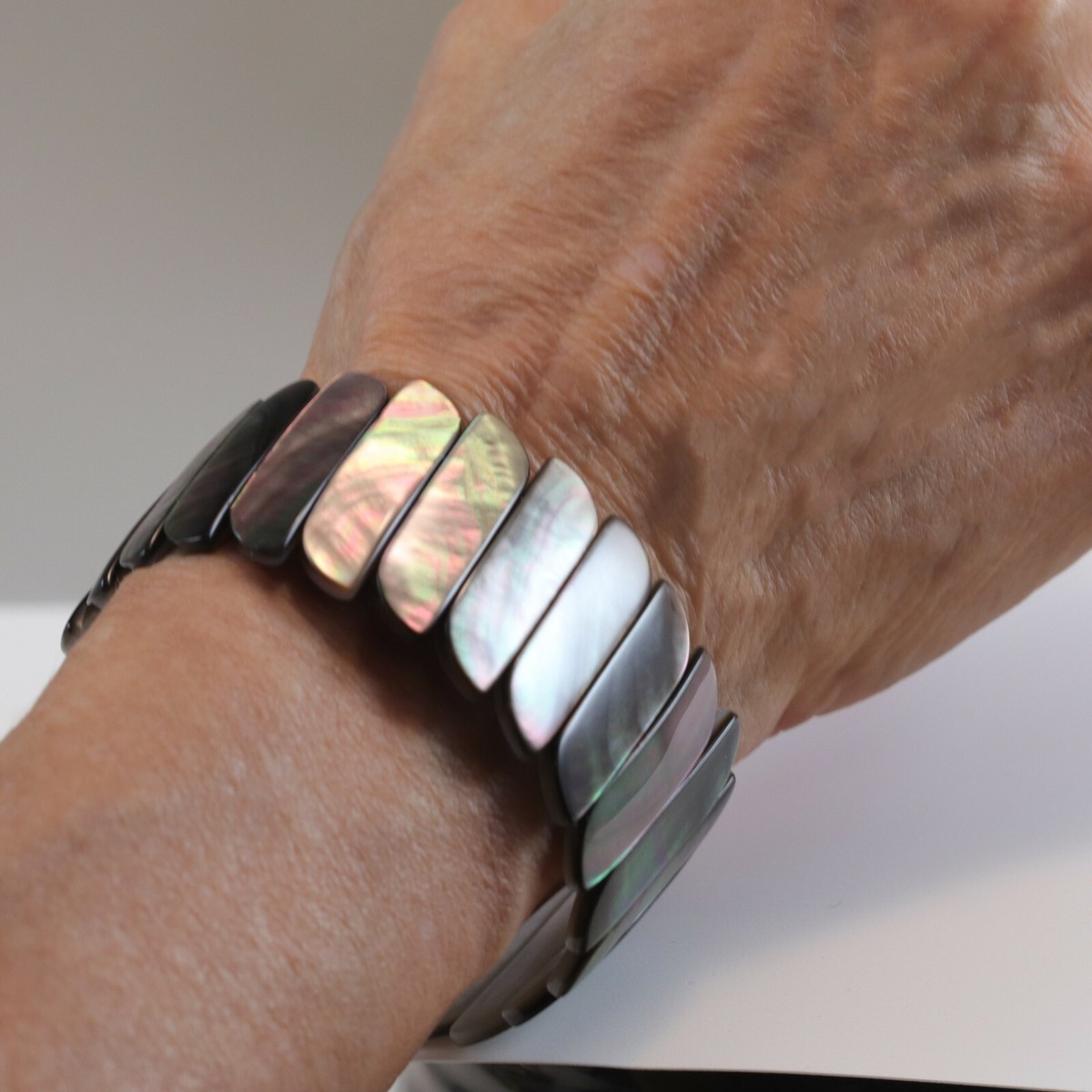 Mother of Pearl Bracelet Black Lip Oyster 6.5 to 7.5 Stretch 