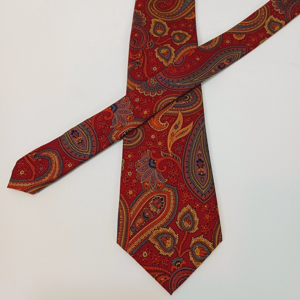 CORBATA SEDA PAISLEY TONOS ROJOS PROFUNDOS DETALLES AZULES 58"L X 3.25"W Foto 3 de 4